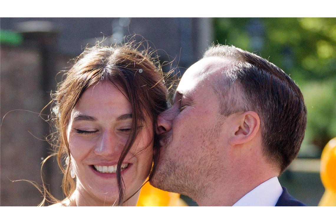 Influencer und Politiker-Sohn Joe Laschet hat geheiratet Nach der Hochzeit küsst Joe Laschet vor der Kirche seine Frau Andrea