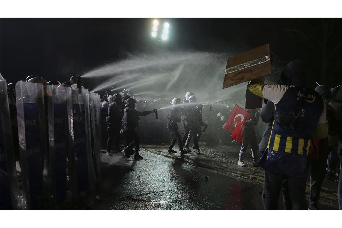 Festnahmen in Istanbul wegen Präsidentenbeleidigung Nach der Inhaftierung und vorübergehenden Absetzung des Istanbuler Bürgermeisters Ekrem Imamoglu weiten sich die Proteste in der Türkei aus.