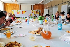 Nach der Kochaktion haben alle miteinander getafelt und sich ausgetauscht. Foto: privat