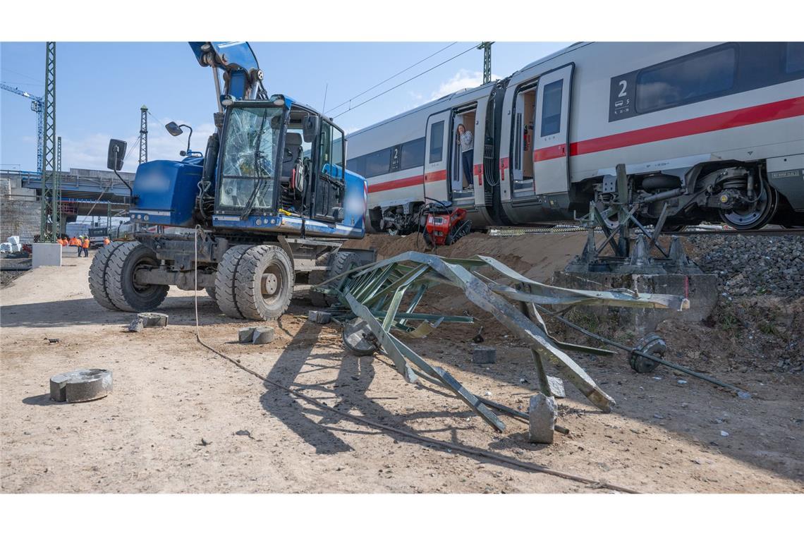 Nach der Kollision eines ICE mit dem Greifarm eines Baggers muss die Schadenhöhe noch ermittelt werden.