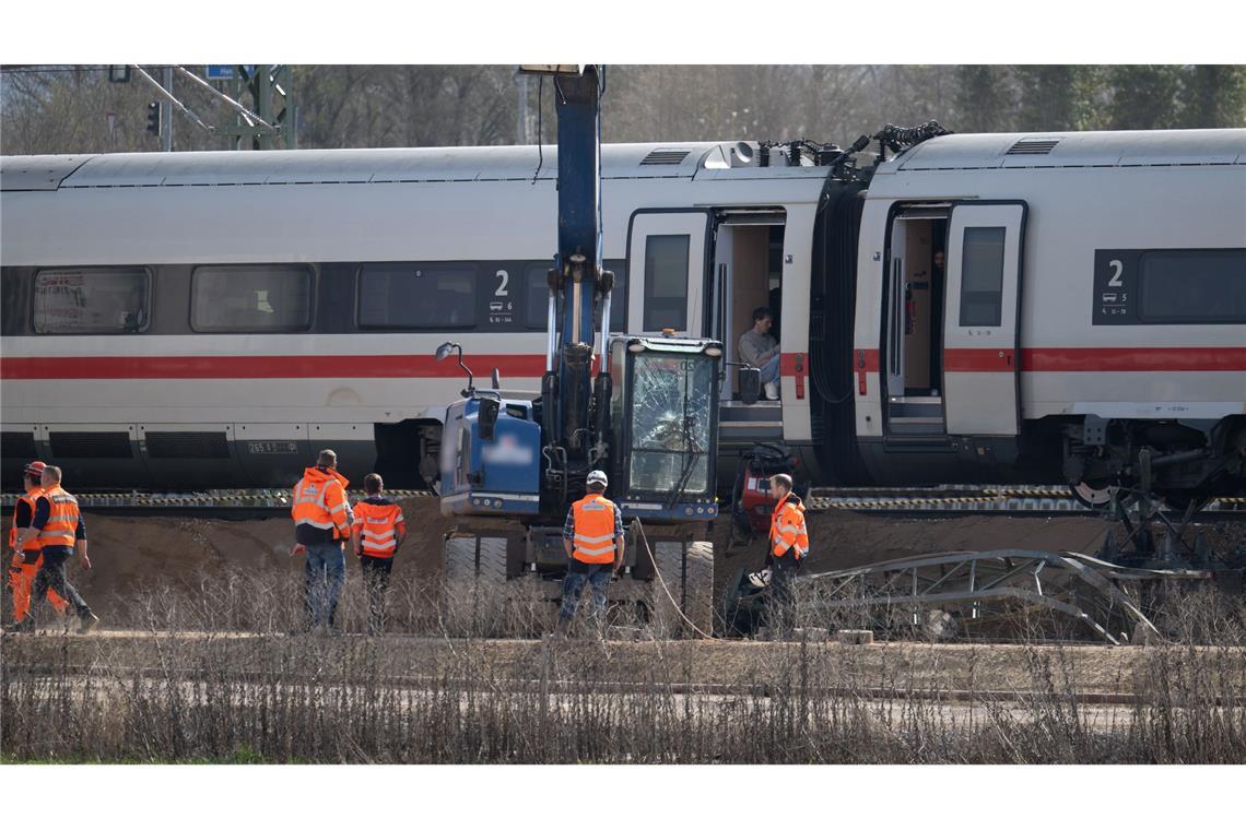 Nach der Kollision eines ICE mit einem Baggerarm machten sich Experten ein Bild von der Unfallstelle nahe Gelnhausen.