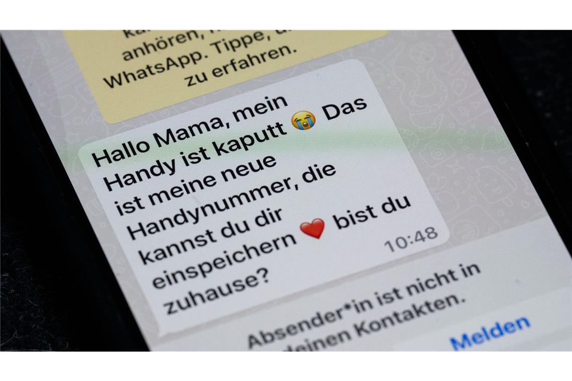 So raffiniert gehen Enkeltrick-Betrüger vor Nach der Kriminalitätsstatik des BKA wurden 2024 in Deutschland 6656 Fälle von Enkeltrick-Betrug gemeldet. Davon sind 1527 Fälle aufgeklärt worden.