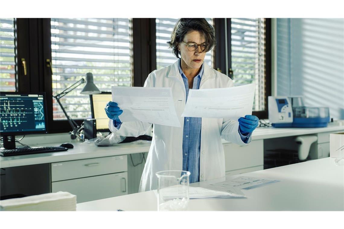 Ermittlungen auf der anderen Seite des Rechts Nach der Laboranalyse hält Franca Ambacher (Jule Gartzke) die DNA-Charts in der Hand.
