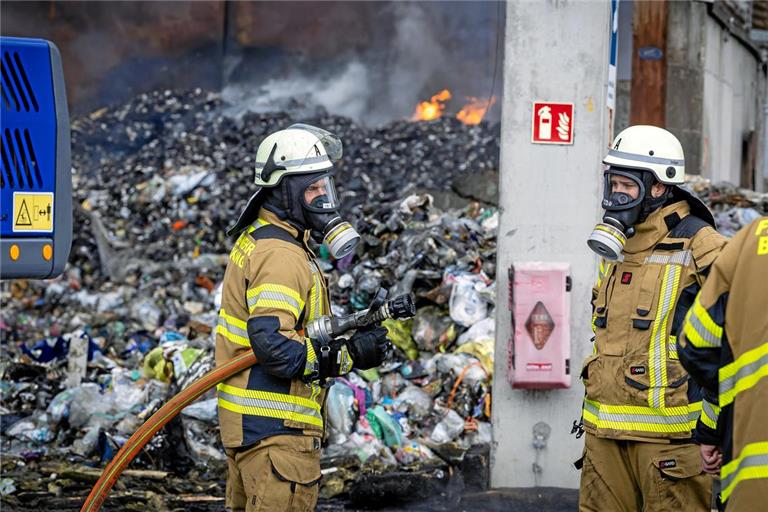 Nach der langen Nacht im Einsatz muss die Feuerwehr auch am Dienstagnachmittag noch Glutnester löschen. Foto: Alexander Becher