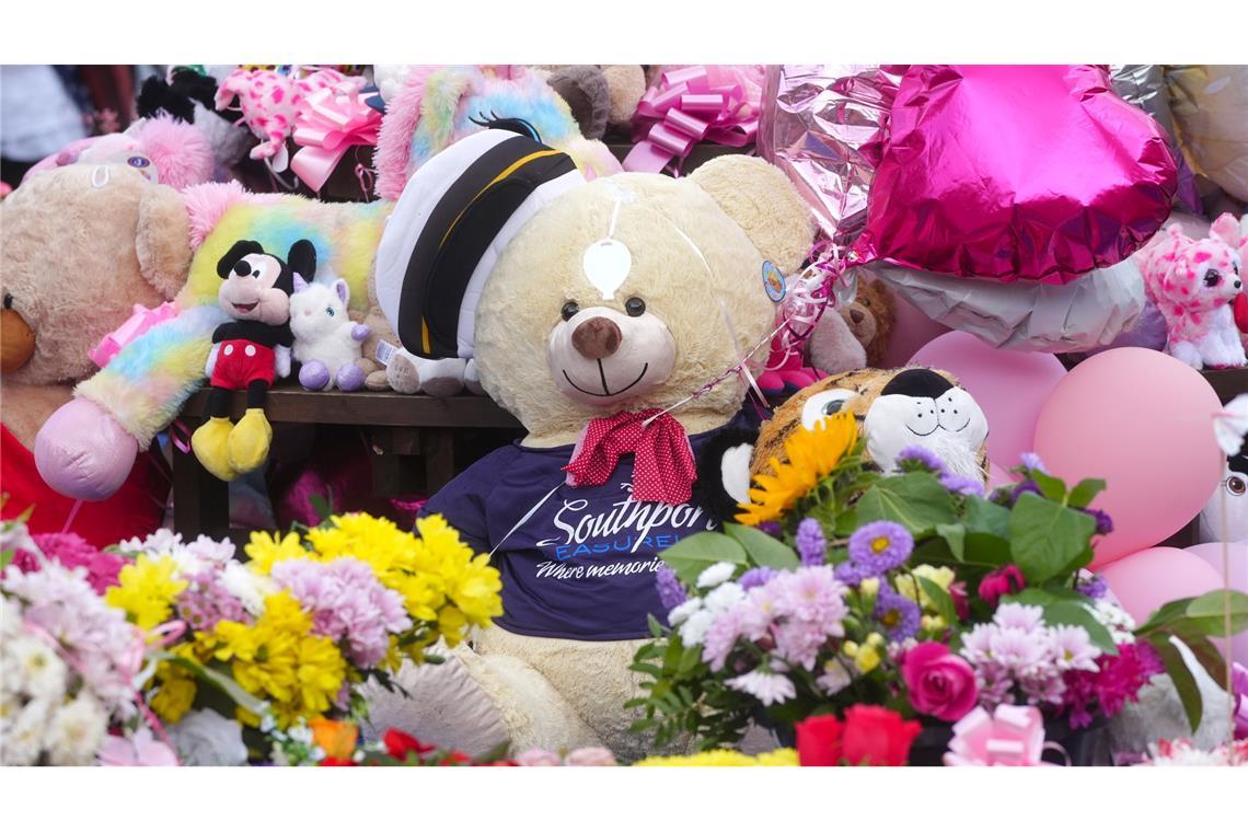 Lebenslang für Southport-Angreifer: "Das pure Böse" Nach der Messerattacke legten viele Menschen Blumen und Andenken nieder. (Archivbild)