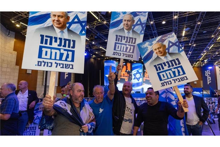 Nach der Parlamentswahl in Israel: Anhänger und Mitglieder der Likud-Partei von Ministerpräsident Netanjahu versammeln sich.