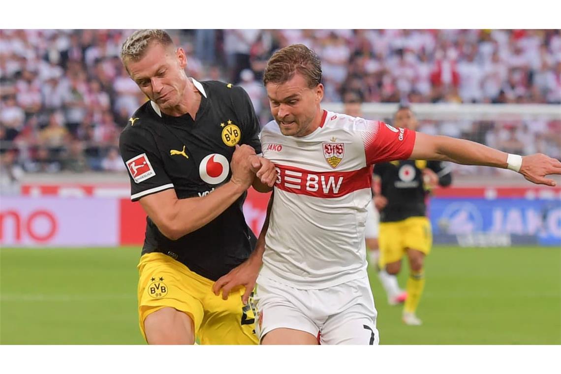 Nach der pause kämpfen Julian Ryerson und Maximilian Mittelstädt um den Ball.