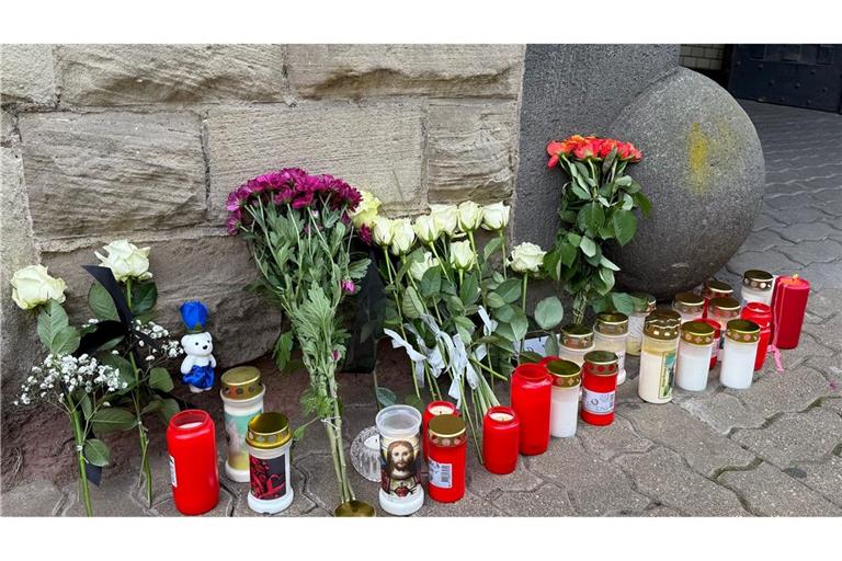 Nach der Tat wurden Blumen und Kerzen vor der Polizeiinspektion Völklingen abgelegt. (Archivbild)