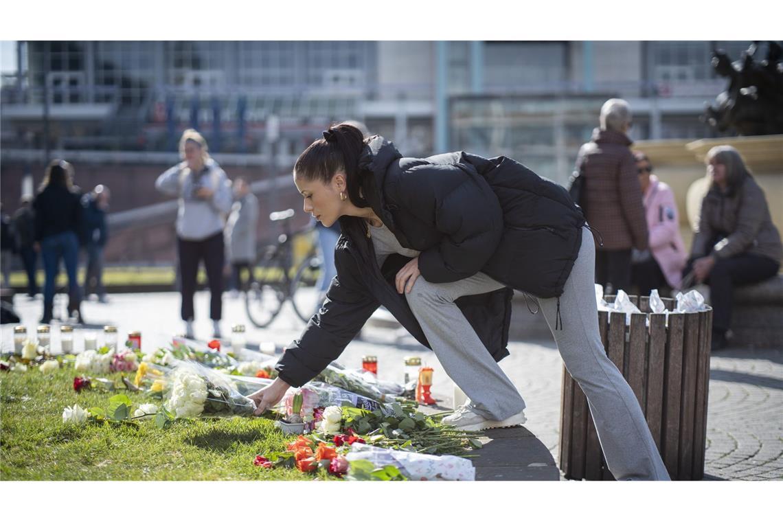 Nach der Todesfahrt im März, legen Menschen Blumen an die Stelle, an der zwei Menschen getötet wurden. (Archivbild).