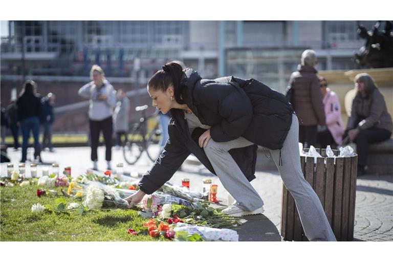Nach der Todesfahrt im März, legen Menschen Blumen an die Stelle, an der zwei Menschen getötet wurden. (Archivbild).