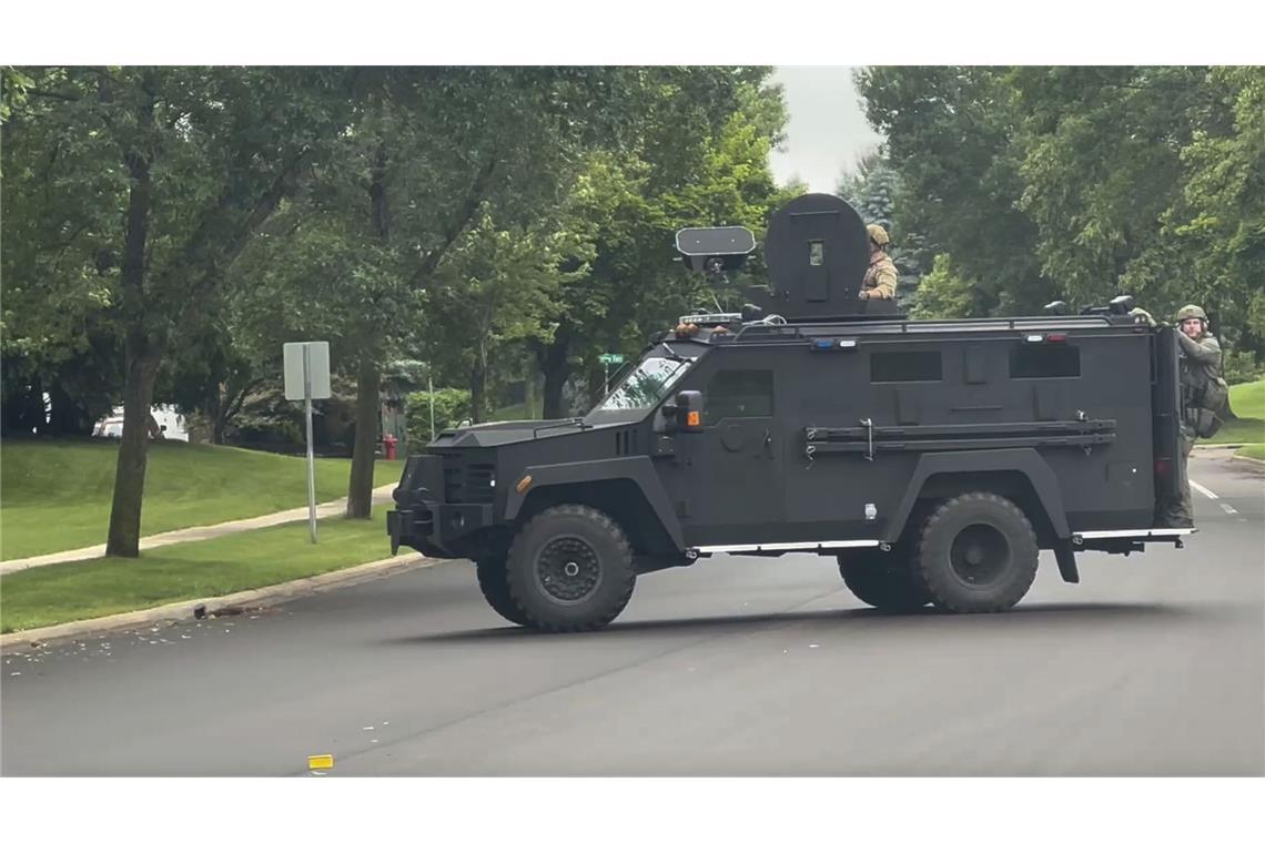 US-Senatorin: Flüchtiger Täter „würde im Bruchteil einer Sekunde töten“ Nach der Tötung einer US-Politikerin und ihrem Ehemann läuft eine Großfahndung nach dem Täter.