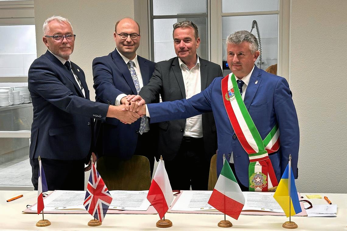 Nach der Unterzeichnung (von links): Stadtrat Paweł Rogowiec (Rabka-Zdrój), Bürgermeister Armin Mößner (Murrhardt), Bürgermeister Philippe Henry (Château-Gontier-sur-Mayenne) und Bürgermeister Stefano Soldan (Pieve di Soligo) setzen gemeinsam ein sichtbares Zeichen für den starken Zusammenhalt und den Verbund der europäischen Partnerstädte. Foto: Stadt Murrhardt
