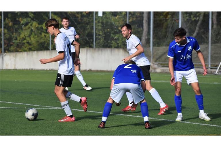 Nach drei Niederlagen zum Saisonstart durfte der FC Gärtringen (in Weiß) gegen den SV Rohrau II (in Blau) über den ersten Punktgewinn jubeln.