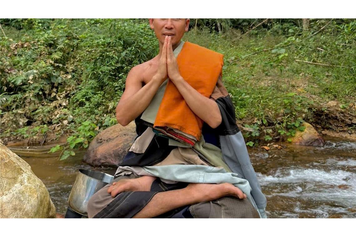 Barfuß nach Indien: Mönch aus Vietnam als Internet-Sensation Nach eigenen Angaben schläft der Mönch Thich Minh Tue immer im Sitzen.