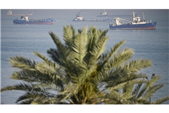 Nach einem Angriff auf ein Schiff im Golf von Oman hat die Weltschifffahrtsorganisation IMO die jüngst gestartete Evakuierung von Schiffen rund um die Straße von Hormus vorläufig gestoppt (Archivfoto).