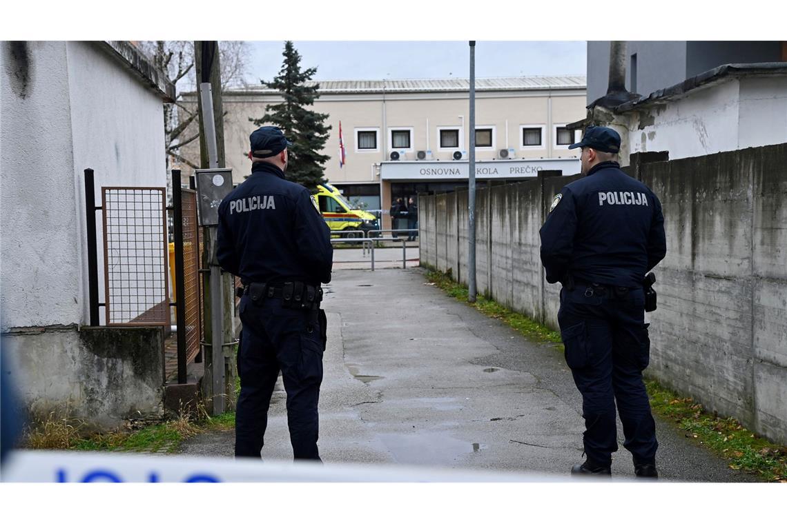 Kind bei Angriff in kroatischer Schule gestorben Nach einem Angriff in einer Schule in Zagreb ist die Polizei im Einsatz. Der Täter hat mit einem Messer ein Kind getötet und vier weitere Menschen verletzt.