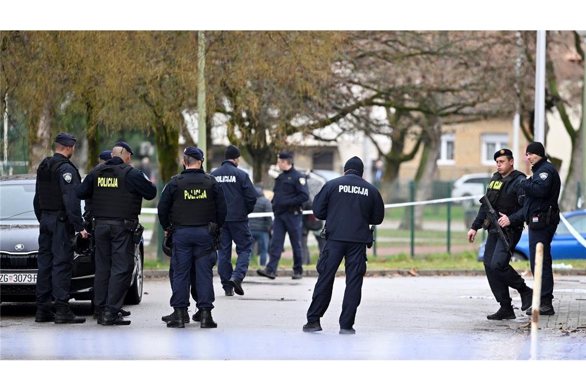 Kind bei Angriff in kroatischer Schule gestorben Nach einem Angriff in einer Schule in Zagreb ist die Polizei im Einsatz. Der Täter hat mit einem Messer ein Kind getötet und vier weitere Menschen verletzt.