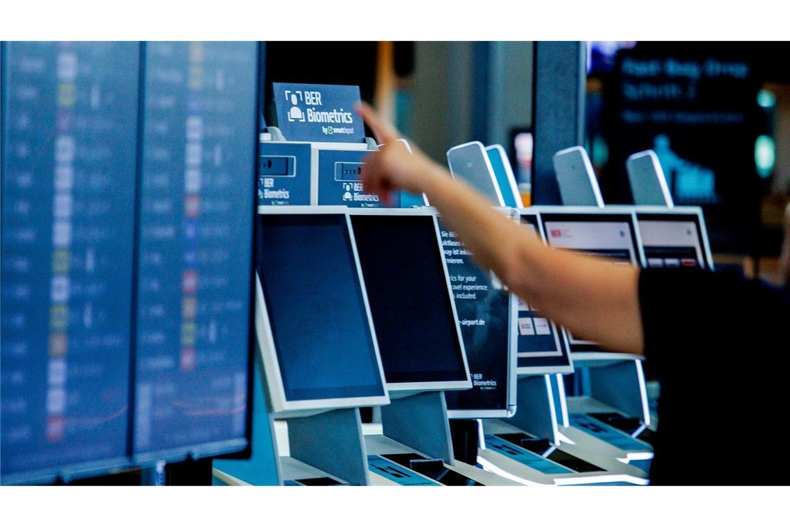 Weiter Flugausfälle nach Cyberangriff - Ursache unklar Nach einem Cyberangriff gab es am Berliner Flughafen längere Wartezeiten.