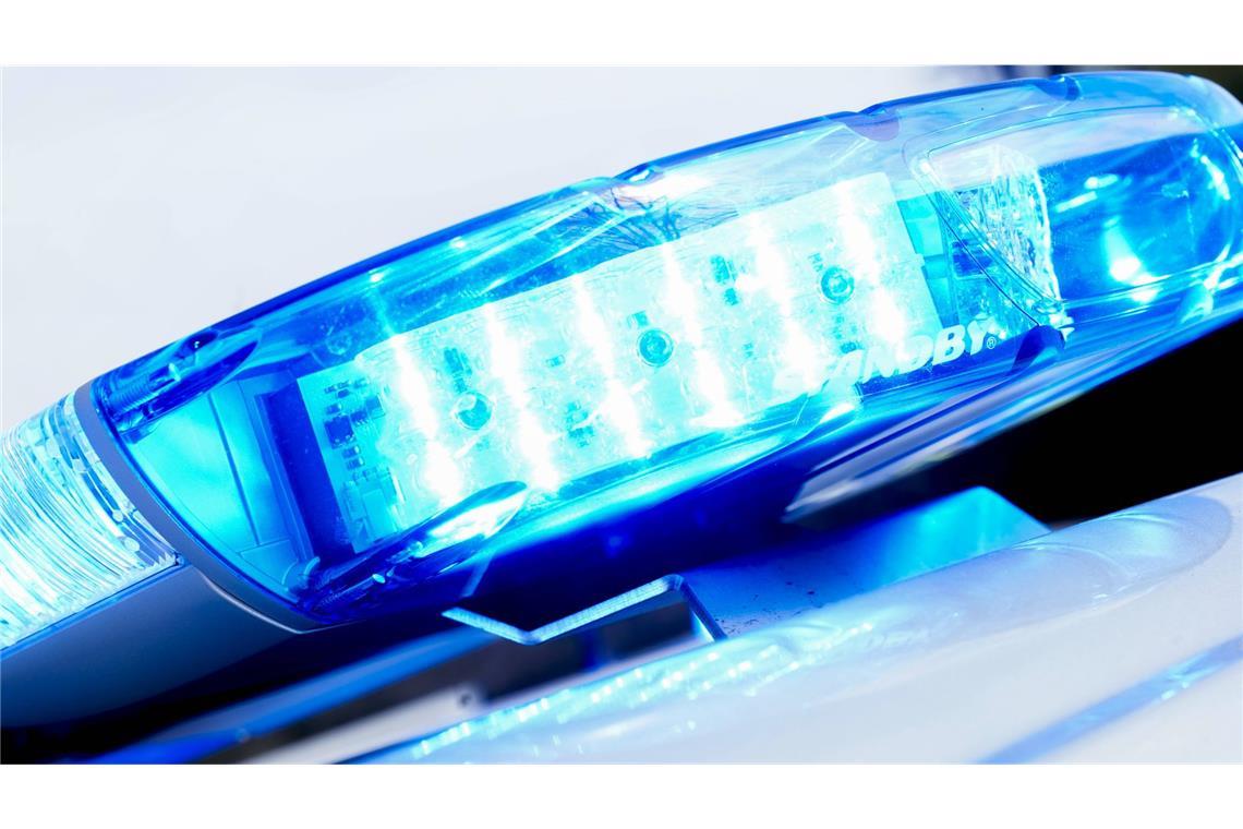 Nach einem Fahrzeugbrand auf der Autobahn 81 im Kreis Heilbronn kommt es zu Beeinträchtigungen im Verkehr (Symbolfoto).