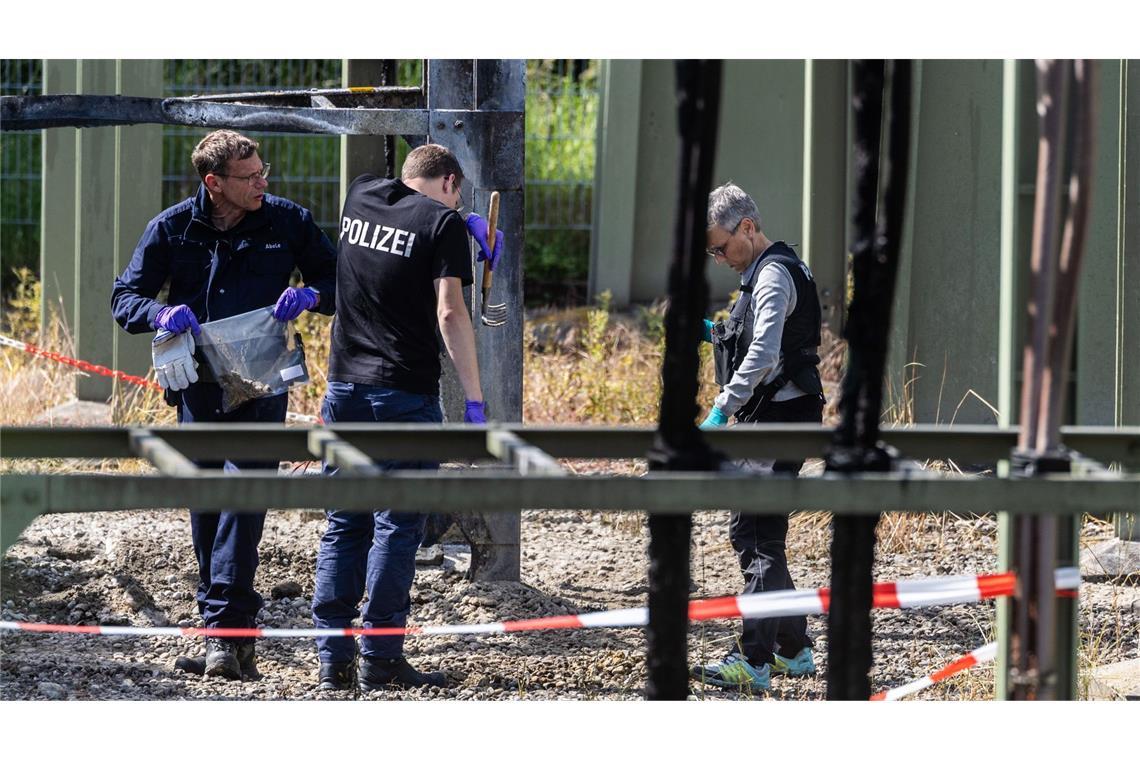 Nach einem großflächigen Stromausfall in Reutlingen stehen Polizeikräfte auf dem Gelände eines Umspannwerks.