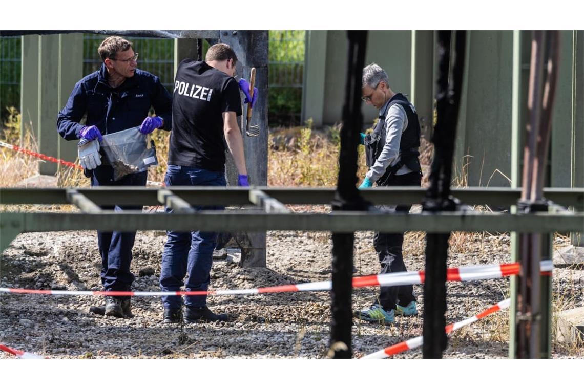 Nach einem großflächigen Stromausfall in Reutlingen sicherte die Polizei Spuren.