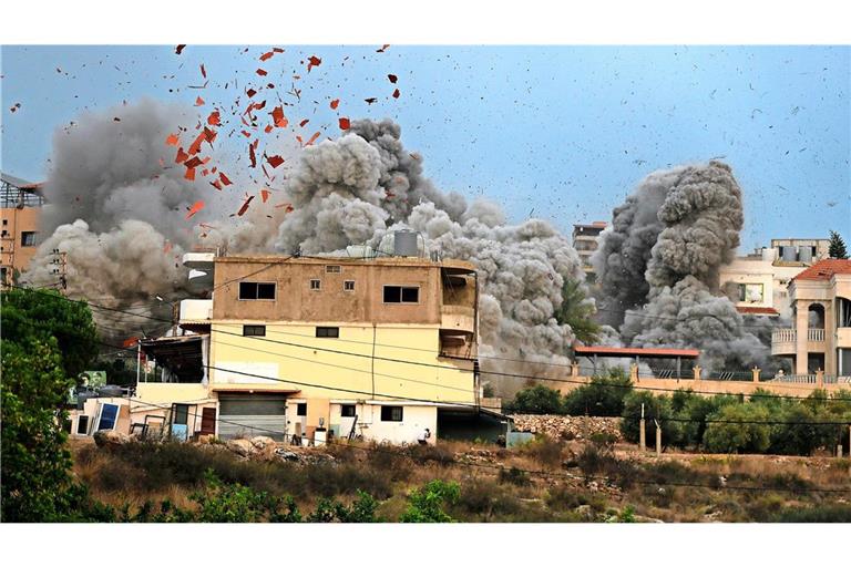 Nach einem israelischen Luftangriff auf das Dorf Teir Debba im Südlibanon im vergangenen Jahr steigt Rauch auf. (Archivbild)