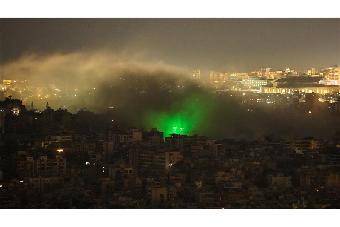 Nach einem israelischen Luftangriff auf einen südlichen Vorort von Beirut steigt Rauch auf.