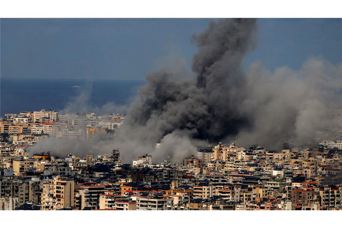 Nach einem israelischen Luftangriff im Süden Beiruts steigt schwarzer Rauch auf (Archivfoto).