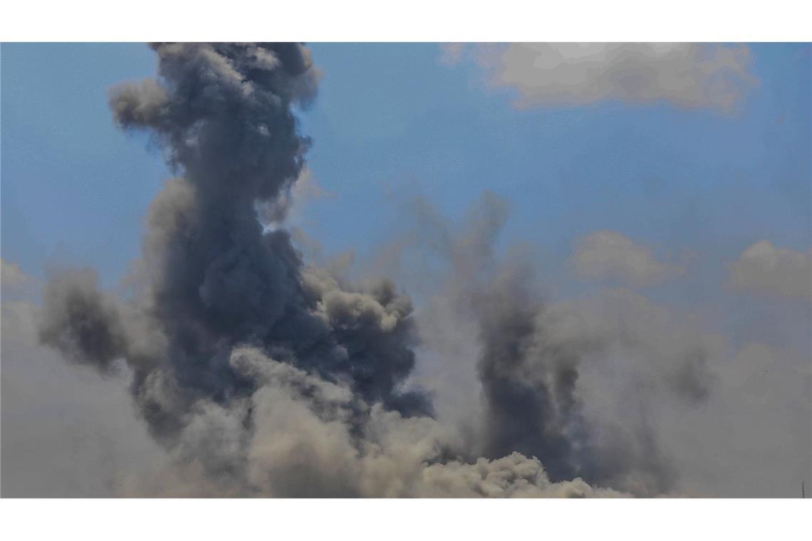 Israel beschließt Ausweitung der Angriffe im Gazastreifen Nach einem israelischen Luftangriff steigt Rauch auf. (Archivbild)
