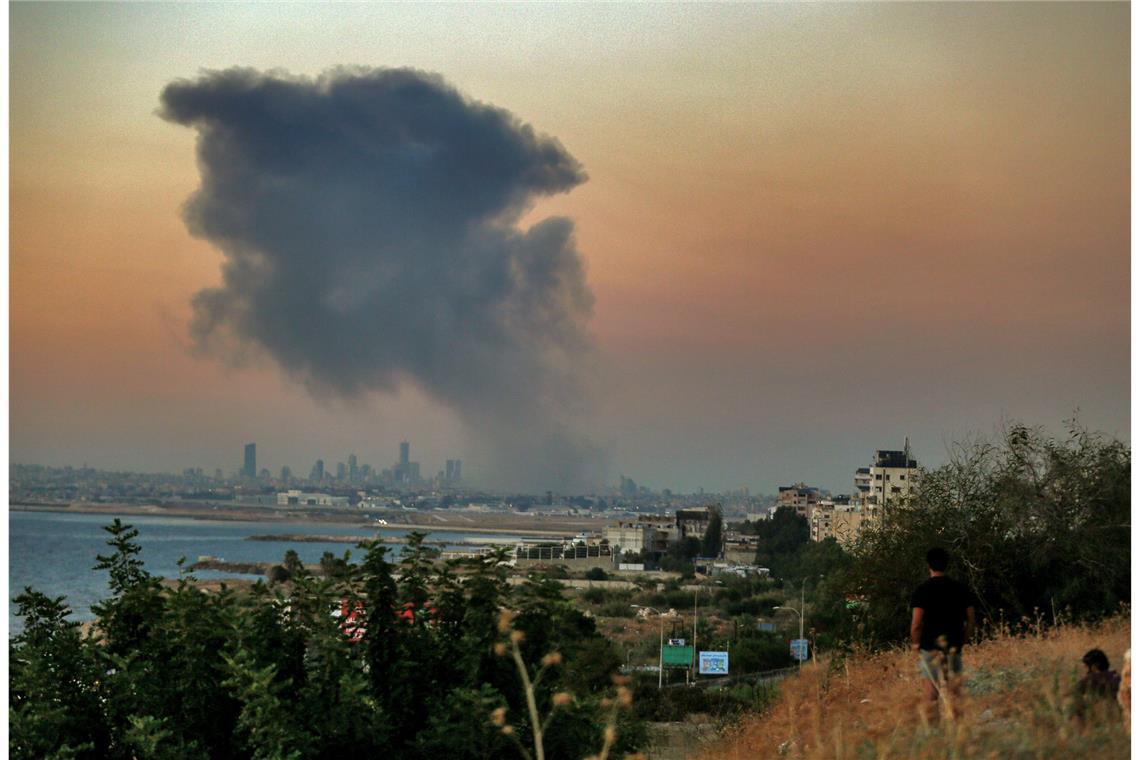 Israels Armee erklärt weitere Hamas-Geisel für tot Nach einem israelischen Luftangriff steigt Rauch über einem südlichen Vorort von Beirut auf.