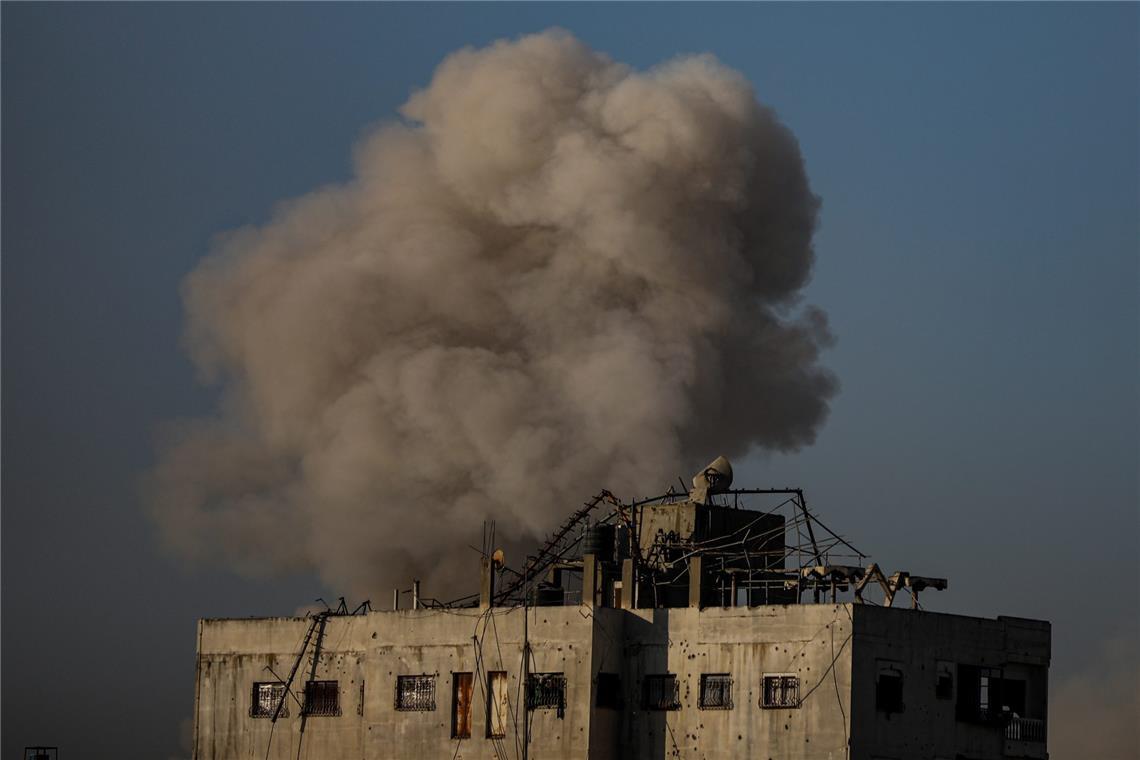 Nach einem israelischen Luftangriff während einer Militäroperation im Viertel Al Sabra in Gaza-Stadt steigt Rauch auf.