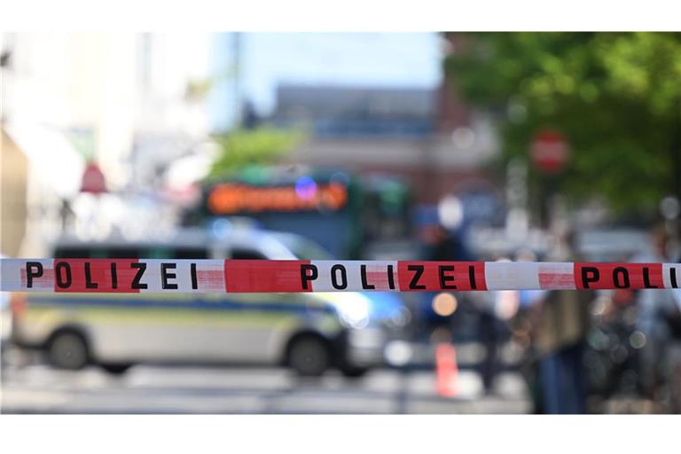 Nach einem mutmaßlich aus Hass auf Muslime motivierten Messerangriff mit zwei Verletzten in München hoffen Ermittler auf neue Erkenntnisse durch eine Nachstellung der Tat.