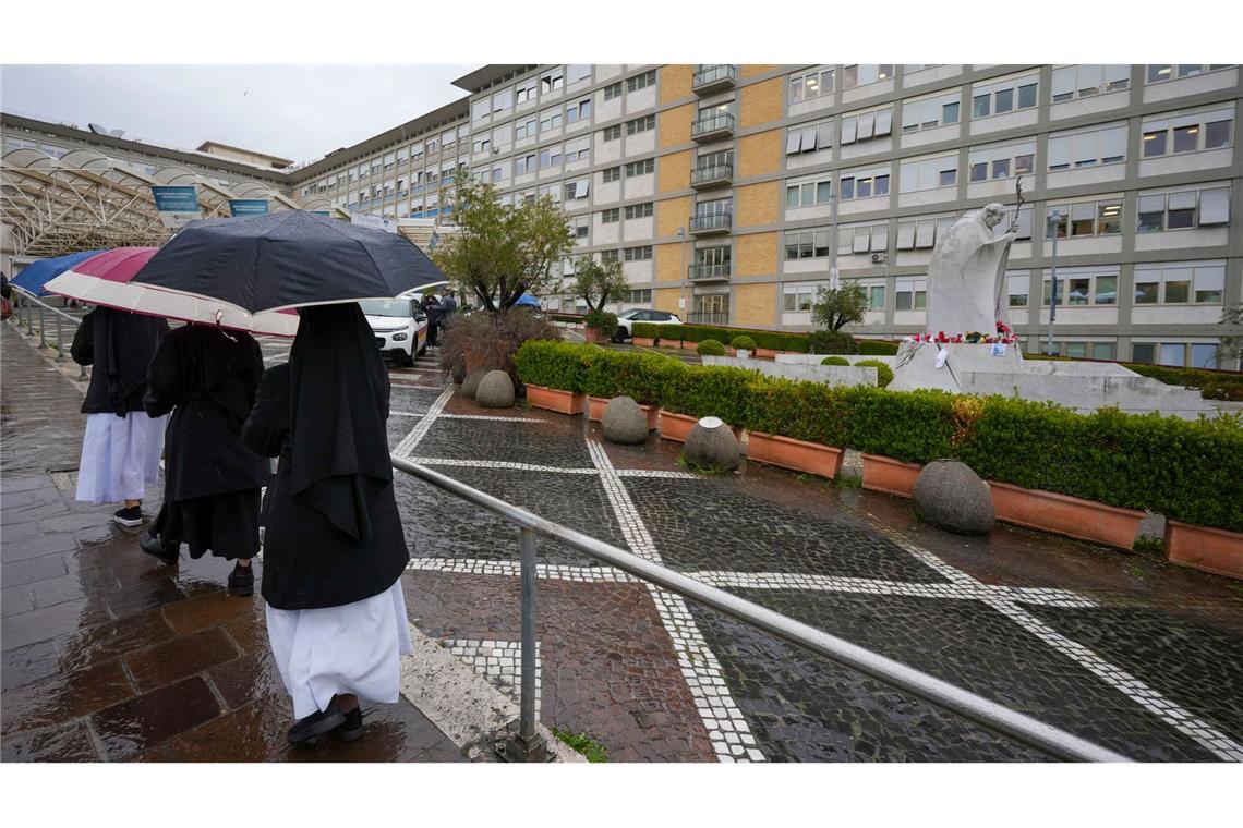 Vatikan: Franziskus ohne neuen Rückfall Nach einem neuen Atemnot-Anfall verbrachte Papst Franziskus in der Gemelli-Klinik offiziellen Angaben zufolge eine ruhige Nacht.