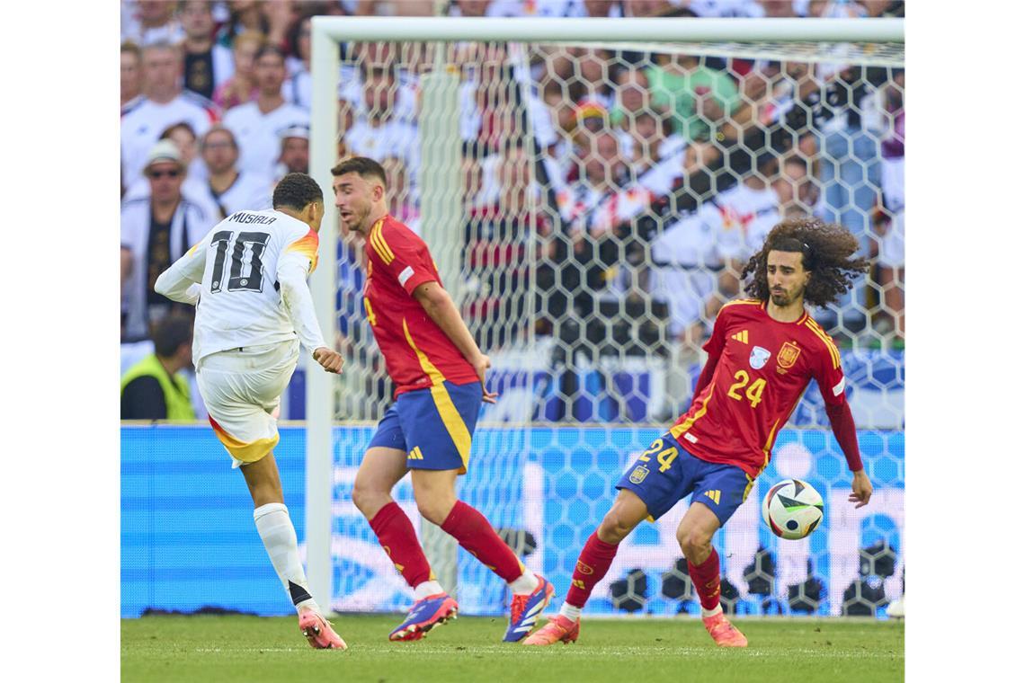 Marc Cucurella kehrt an den Tatort Stuttgart zurück Nach einem Schuss von Jamal Musiala (li.) bekommt Spaniens Marc Cucurella den Ball im Strafraum an die Hand.