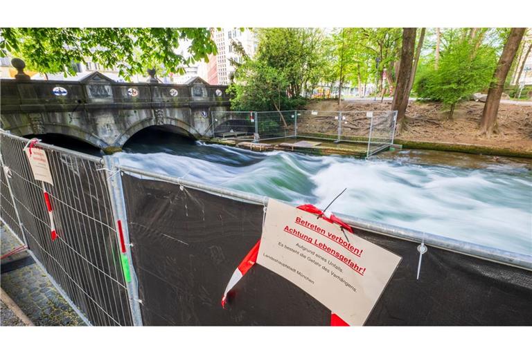 Nach einem schweren Surfunfall wollen die Behörden das Wasser an der Münchner Eisbachwelle absenken.