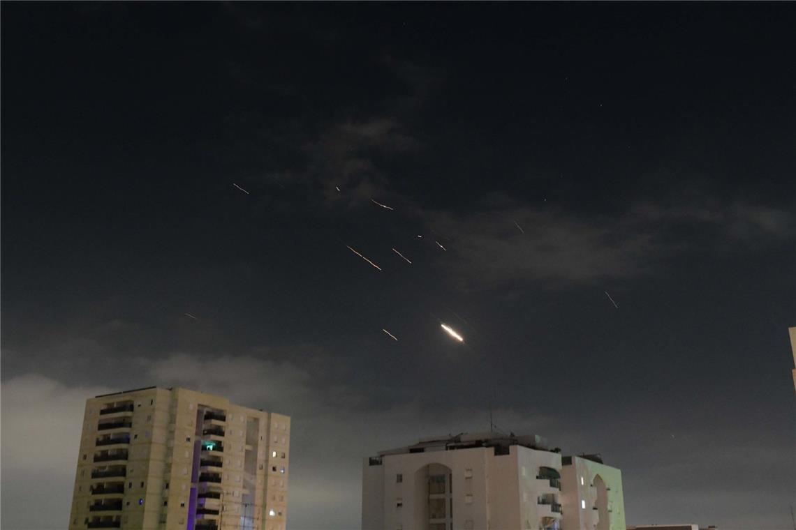 Israels Armee erklärt weitere Hamas-Geisel für tot Nach einem tödlichen Drohnenangriff der libanesischen Hisbollah-Miliz auf einen israelischen Armeestützpunkt nahe der Stadt Binjamina ändert die Luftwaffe ihr Vorgehen bei Raketenalarm.