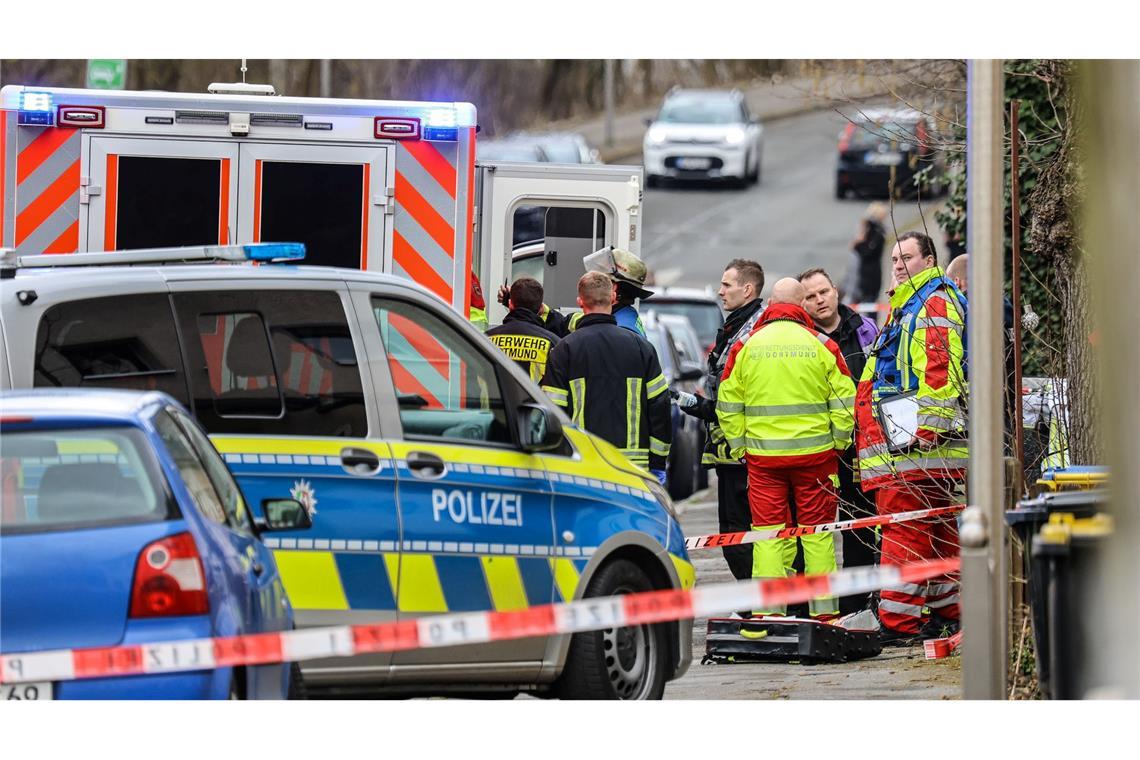 Tödlicher Schuss: 70-Jähriger soll Polizei bedroht haben Nach einem tödlichen Schuss bei einem Polizeieinsatz sichern Einsatzkräfte die Stelle ab.