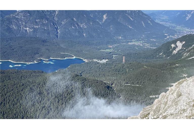 Nach einem weiteren Felssturz steigt eine Staubwolke an der Zugspitze auf.
