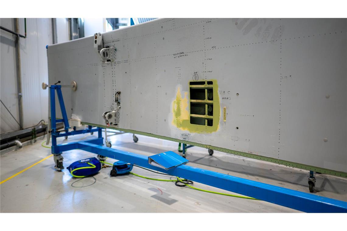 Nach einem zerplatzten Reifen ist eine Landeklappe schwer beschädigt.