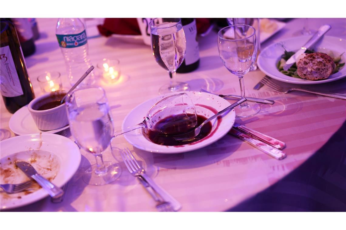 Nach einem Zwischenfall beim White House Correspondents' Dinner im Washington Hilton liegt ein Weinglas in einem Teller.