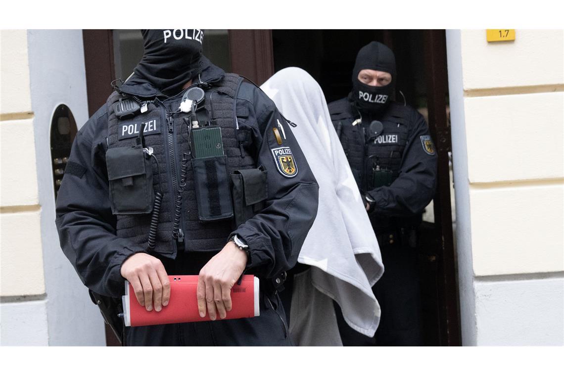 Bilder des Tages Nach einer Auseinandersetzung zwischen Fußballfans aus Essen und Rostock nimmt die Polizei einen Verdächtigen fest.