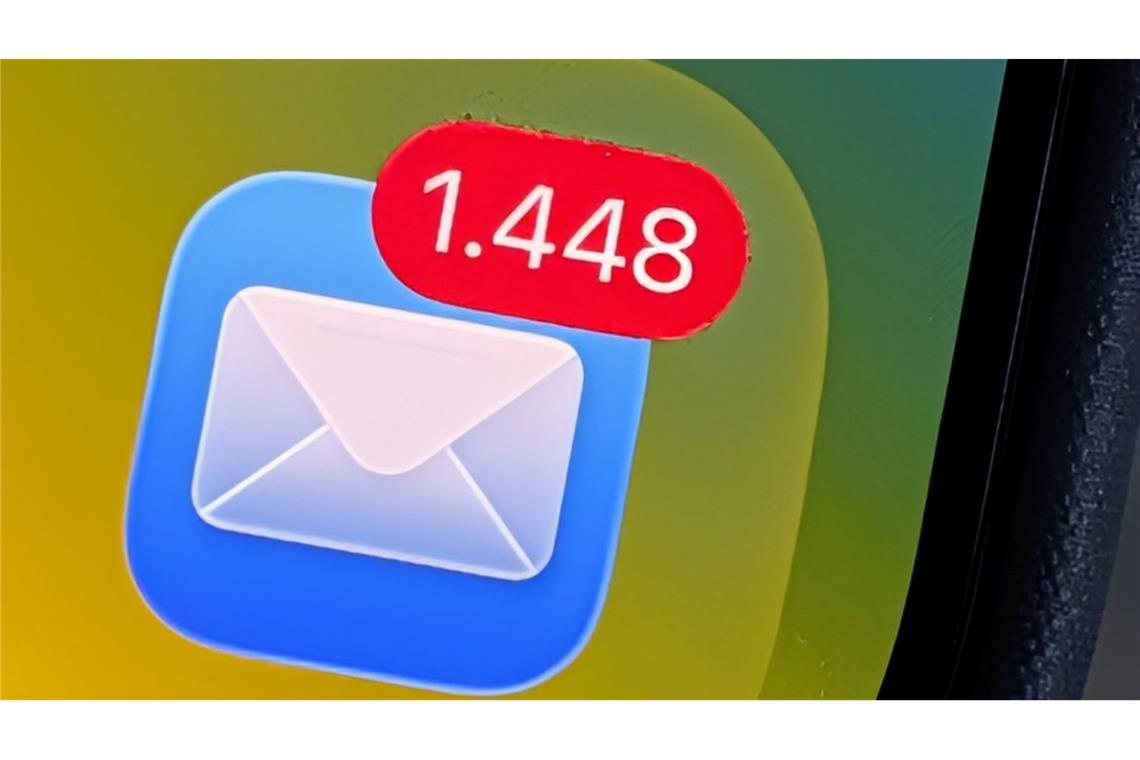 Nach einer Bitkom-Studie landen im Durchschnitt täglich 53 Mails in geschäftlichen Mail-Postfächern.