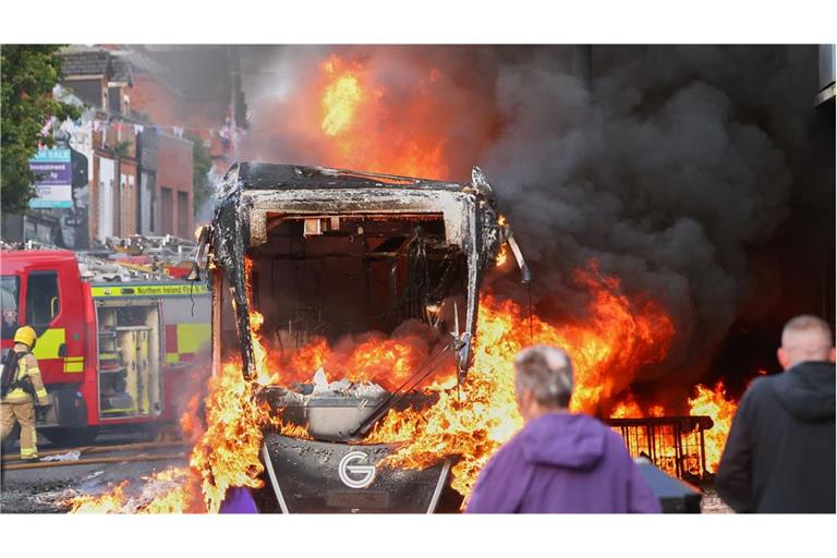 Nach einer brutalen Messerattacke gerät Belfast in eine Nacht voller Gewalt: Wie ein verbreitetes Video Proteste, Brände und gezielte Angriffe auf Migranten auslöste.