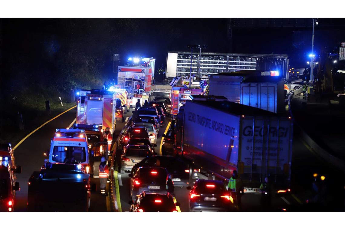 Lkw-Fahrer nach Chaosfahrt in Psychiatrie Nach einer Chaosfahrt über mehrere Autobahnen wurde der Lkw-Fahrer aus dem Verkehr gezogen.
