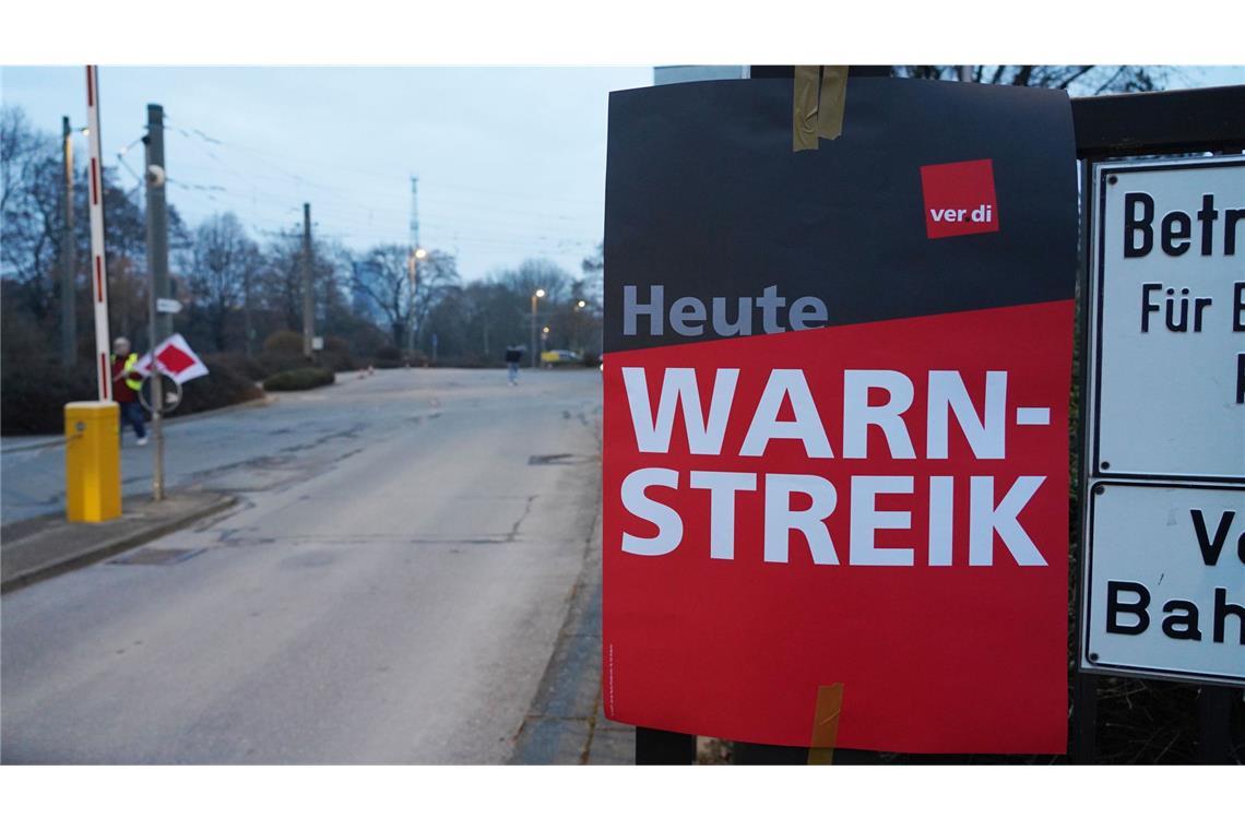 Nach einer ergebnislosen zweiten Tarifrunde am Freitag soll es weitere Warnstreiks geben (Archivbild).