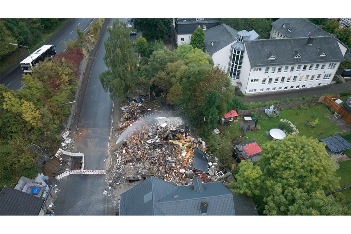 Nach einer Explosion in einem Wohn- und Geschäftshaus in Daaden in Rheinland-Pfalz ist das Gebäude komplett eingestürzt. Mehrere Personen wurden verletzt.
