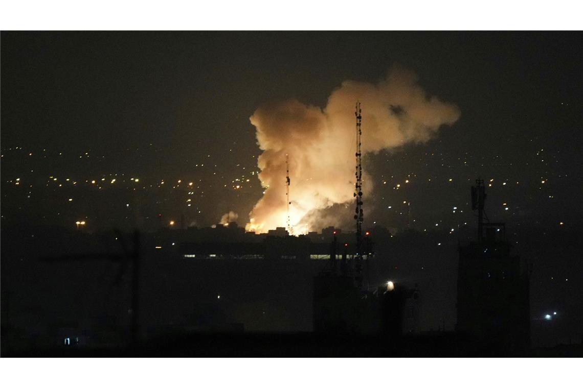 Warum greift Israel Iran an? Nach einer Explosion steigt in Teheran Rauch auf.