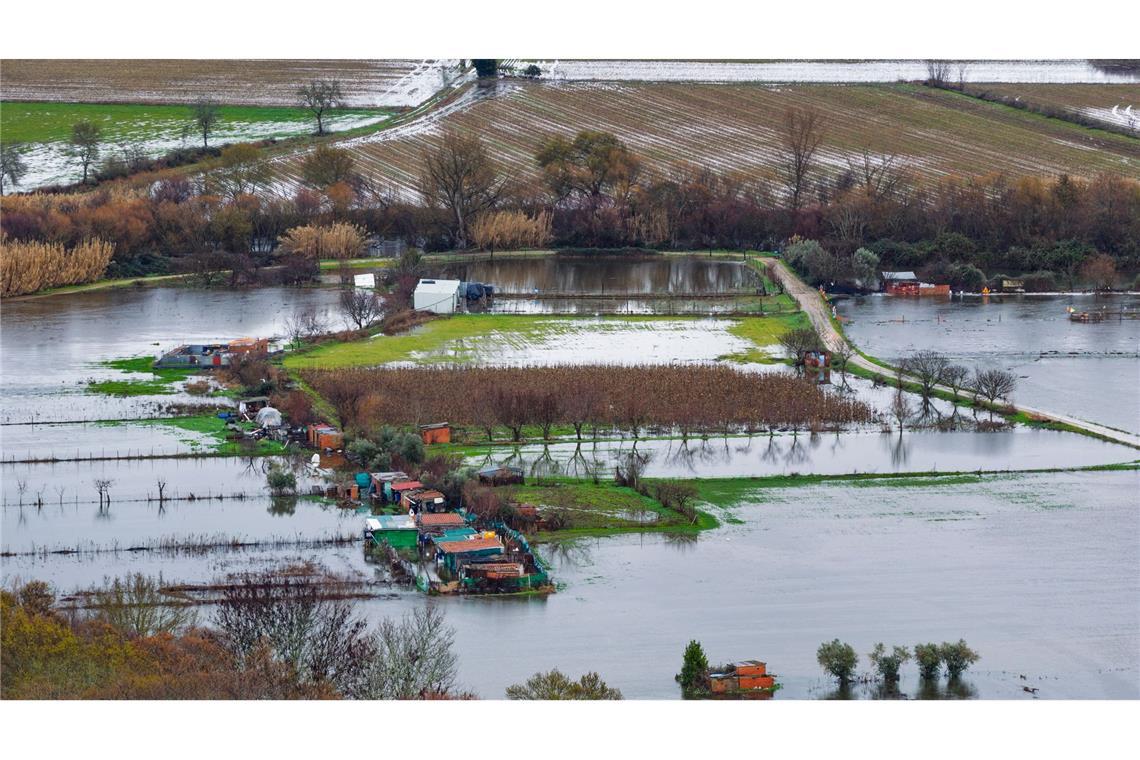 Nach einer ganzen Serie von Winterstürmen stehen in Teilen Portugals und wie hier in der spanischen Extremadura weite Landstriche unter Wasser.