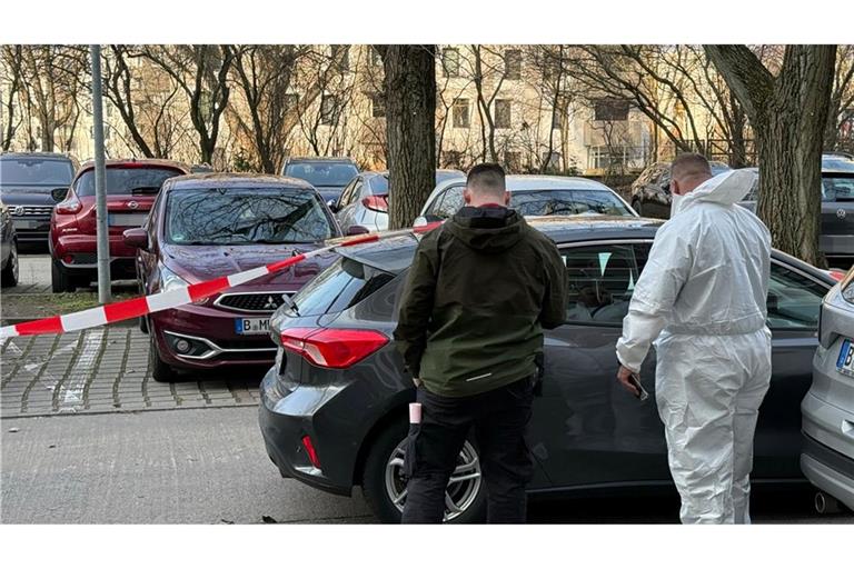 Nach einer Gewalttat in Berlin-Marzahn untersuchen Beamte der Spurensicherung ein Auto.