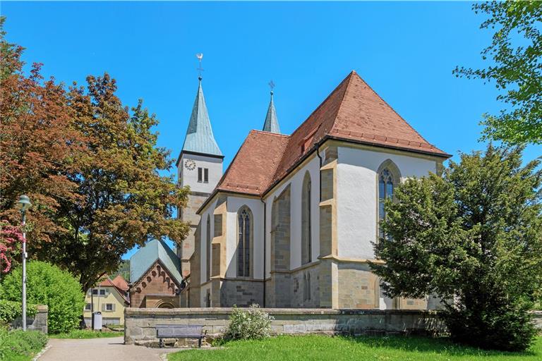 Nach einer Leitlinie des Landes von 2022 soll eine Genehmigung von Solaranlagen auf Kulturdenkmälern regelmäßig erteilt werden. Sie kam somit erst nach der Sanierung des Stadtkirchendachs 2021. Die Kirchengemeinde hätte aber auch nun eine PV-Anlage begrüßt. 